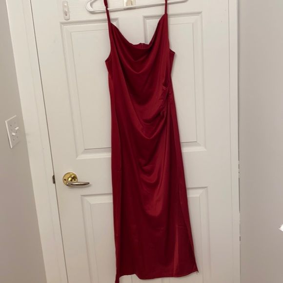 Burgundy satin evening dress - Picture 3 of 7